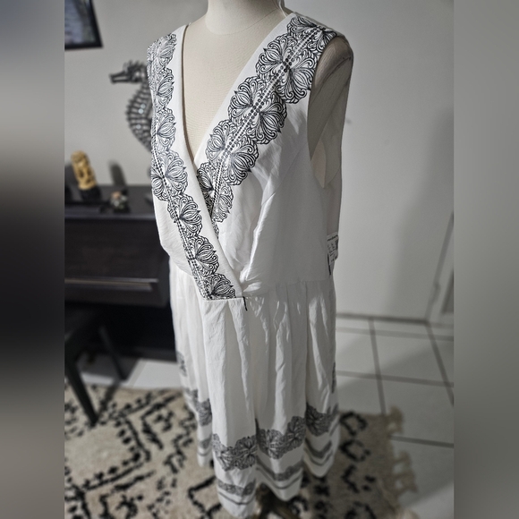 Sleeveless Black & White Patterned Dress, Midiblength, Size 18, NWT! - Picture 2 of 6